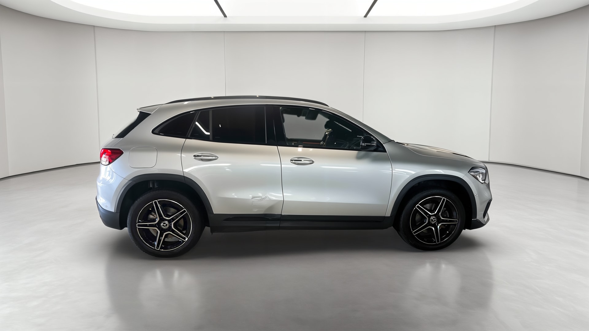 Mercedes-Benz GLA 250 e 8G-DCT AMG Line — Profil droit