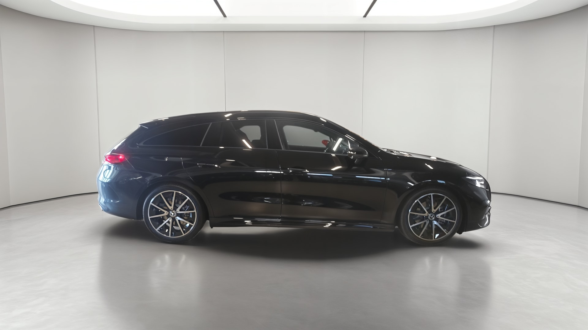 Mercedes-Benz CLA Shooting Brake 200 AMG Line — Profil droit