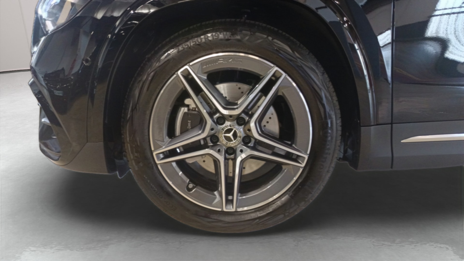 Mercedes-Benz GLA 200 d 8G-DCT Edition 140 — Pneu avant gauche