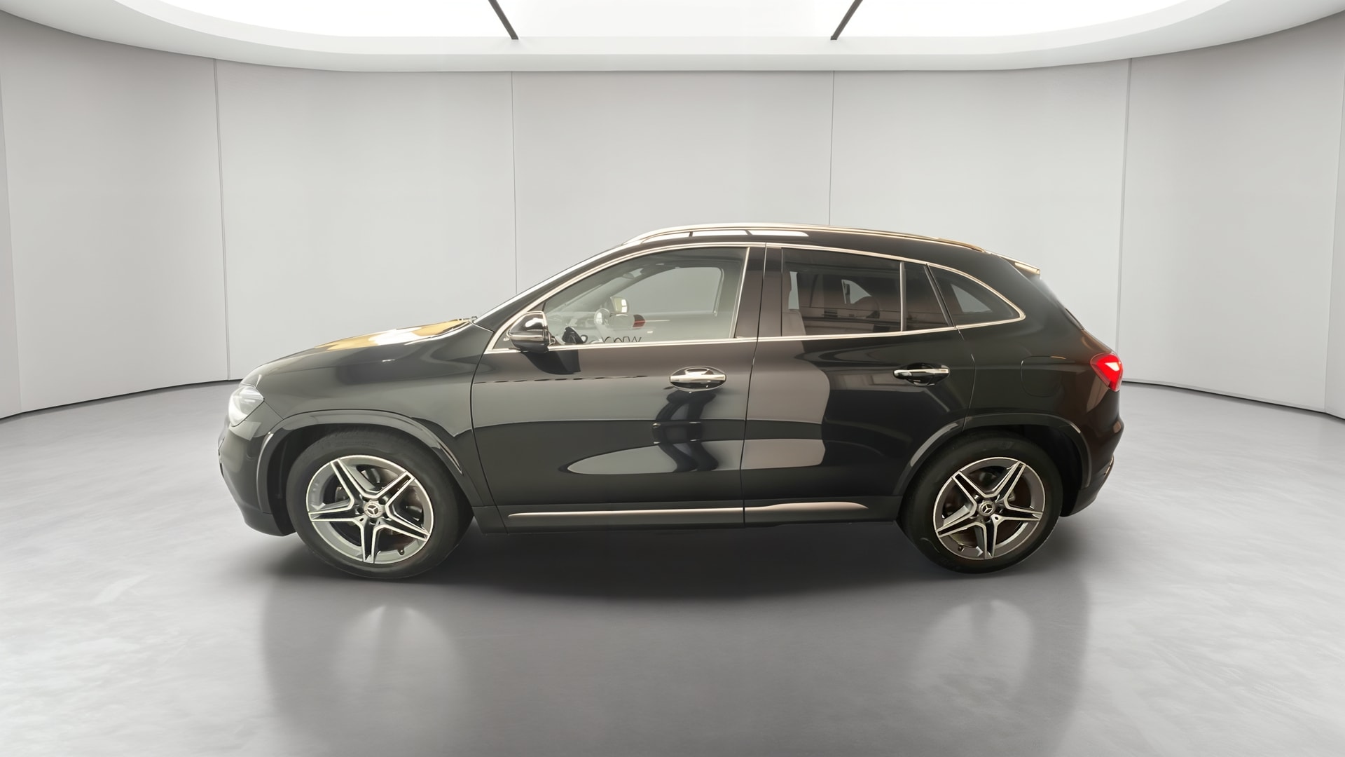 Mercedes-Benz GLA 200 d 8G-DCT AMG Line — Profil gauche