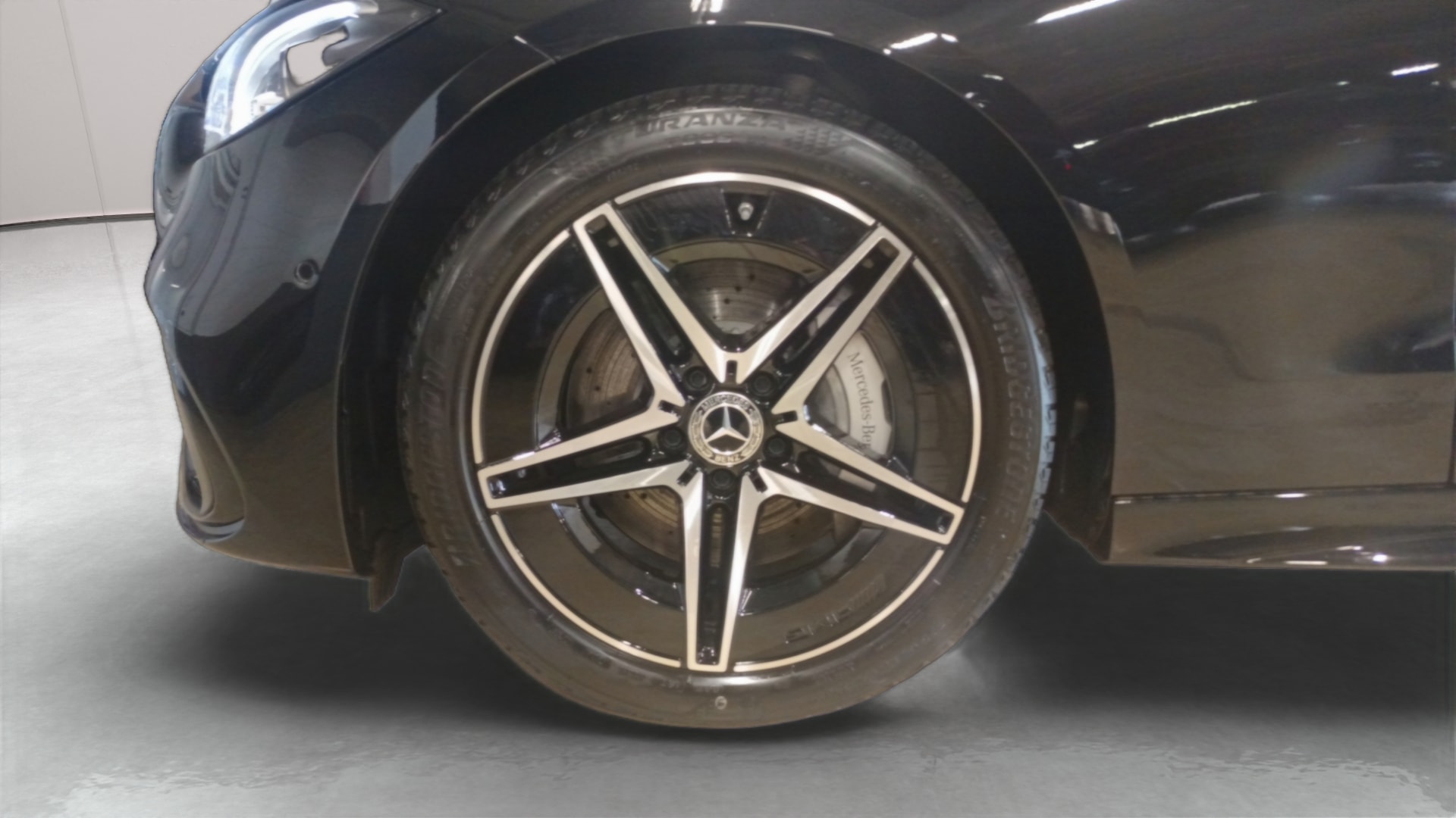Mercedes-Benz Classe C 220 d 9G-Tronic AMG Line — Pneu avant gauche