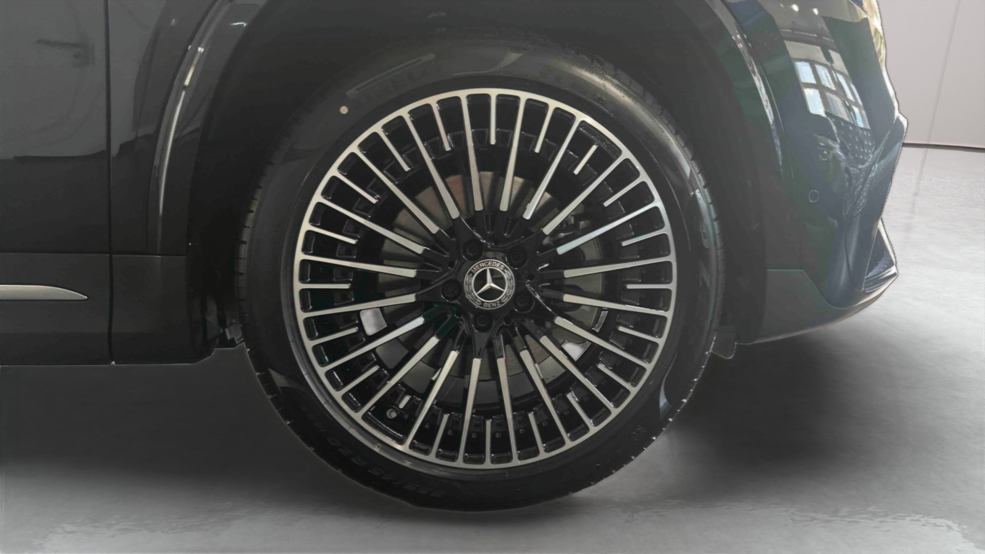 Mercedes-Benz EQA 250+ AMG Line — Pneu avant gauche