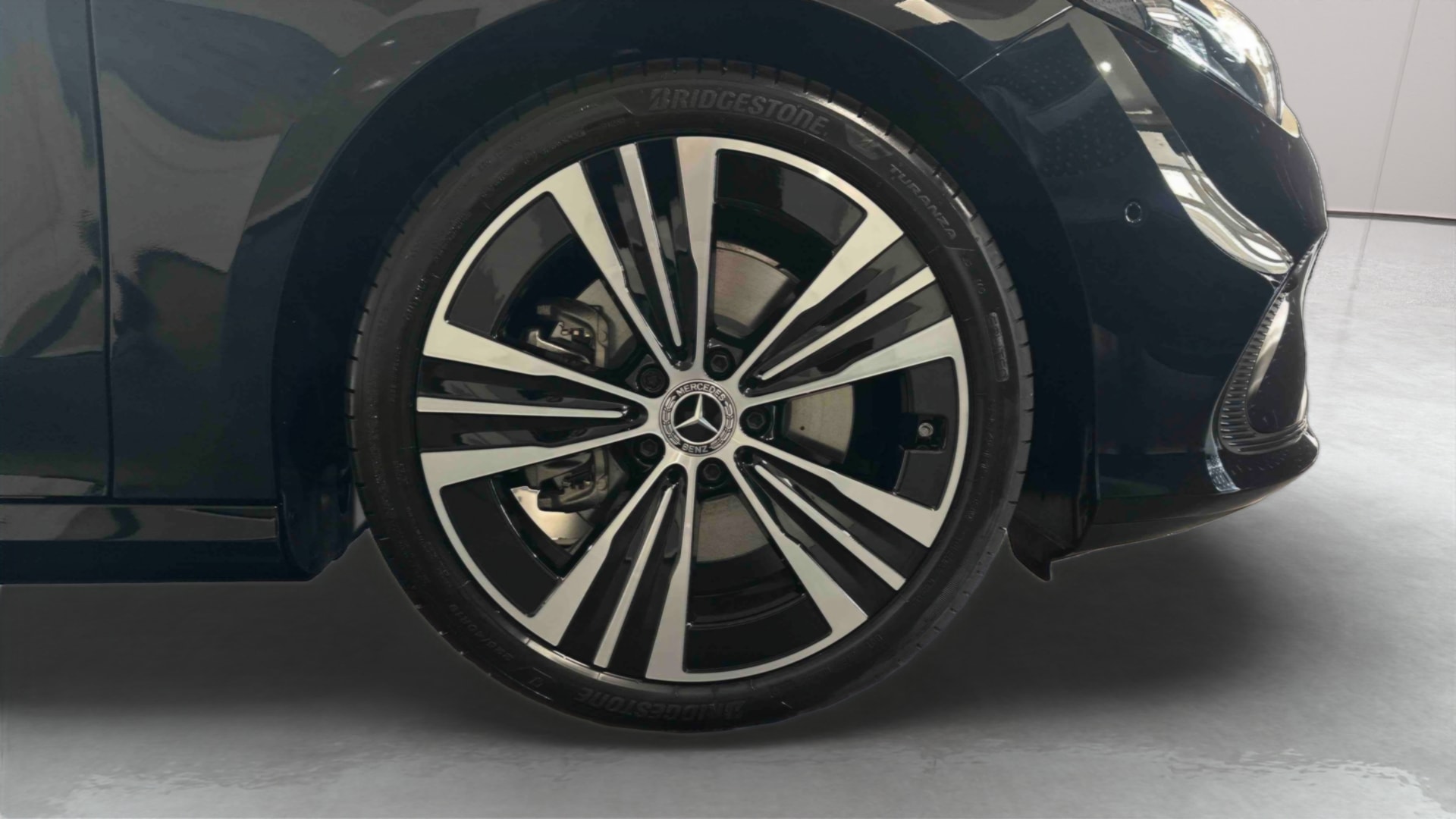 Mercedes-Benz CLA 250+ avec technologie EQ Limited Edition — Pneu avant gauche
