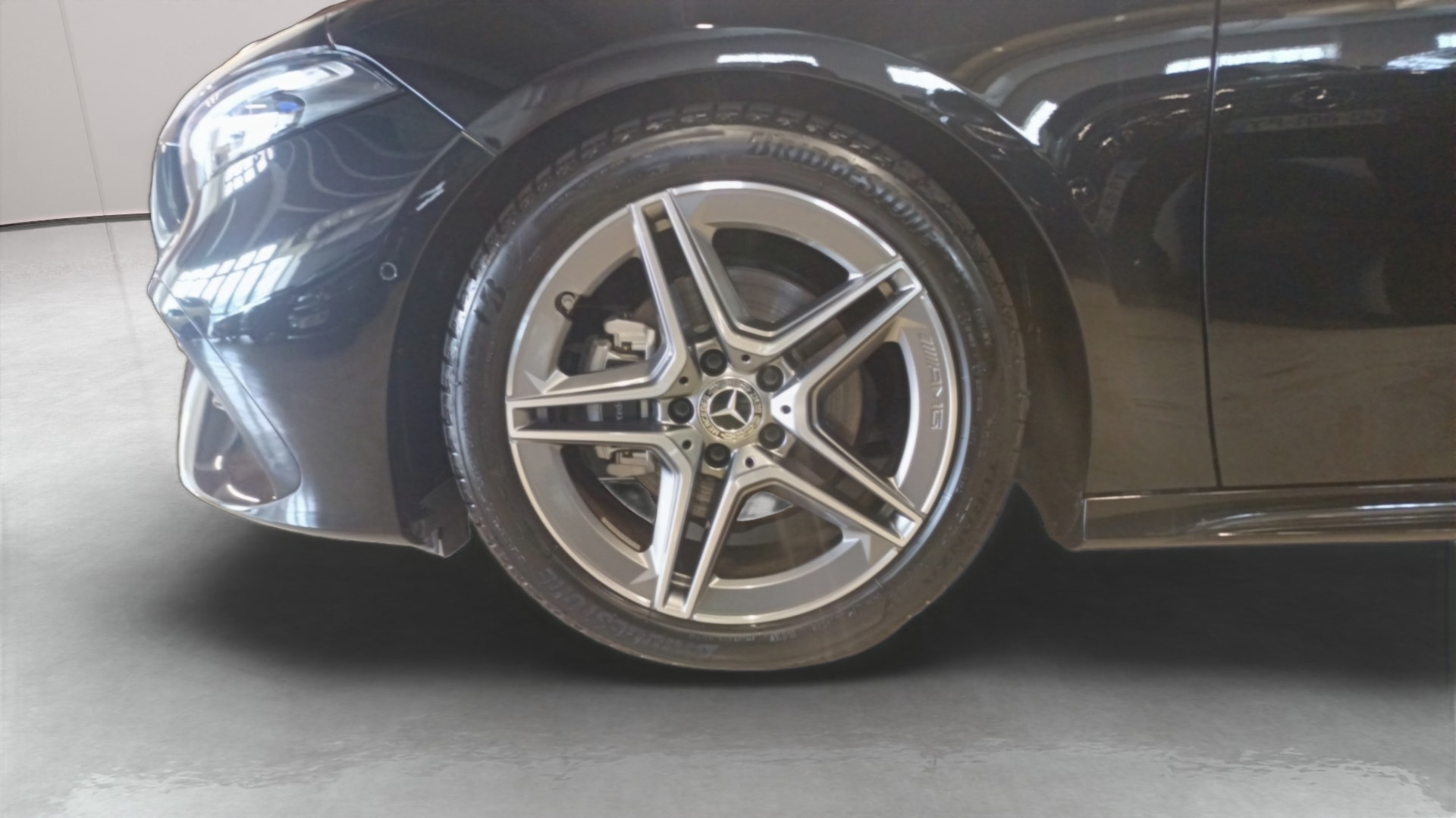Mercedes-Benz Classe A 200 d AMG Line — Pneu avant gauche