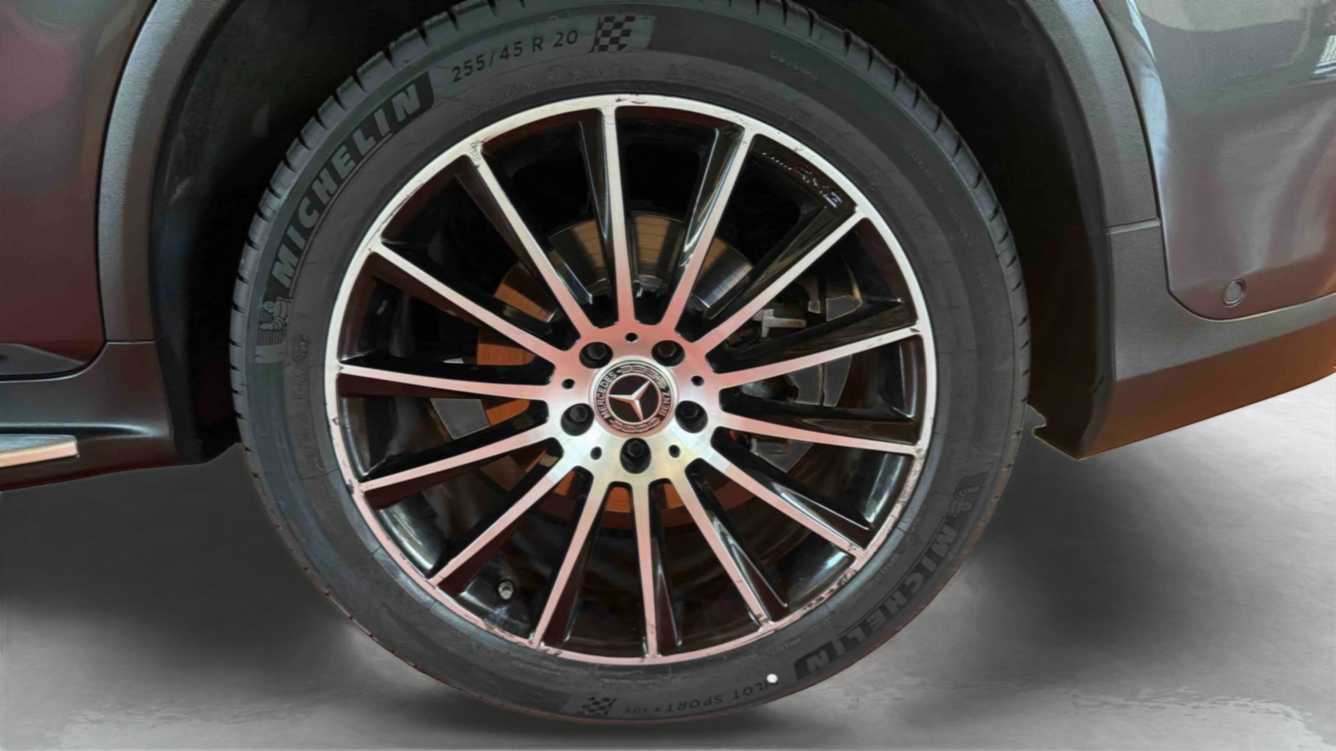 Mercedes-Benz GLC 300 e EQ POWER 9G-Tronic 4Matic AMG Line — Pneu avant gauche