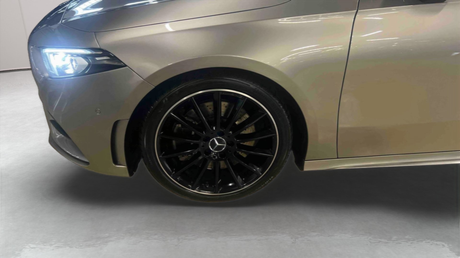 Mercedes-Benz Classe A 250 7G-DCT 4Matic AMG Line — Pneu avant gauche