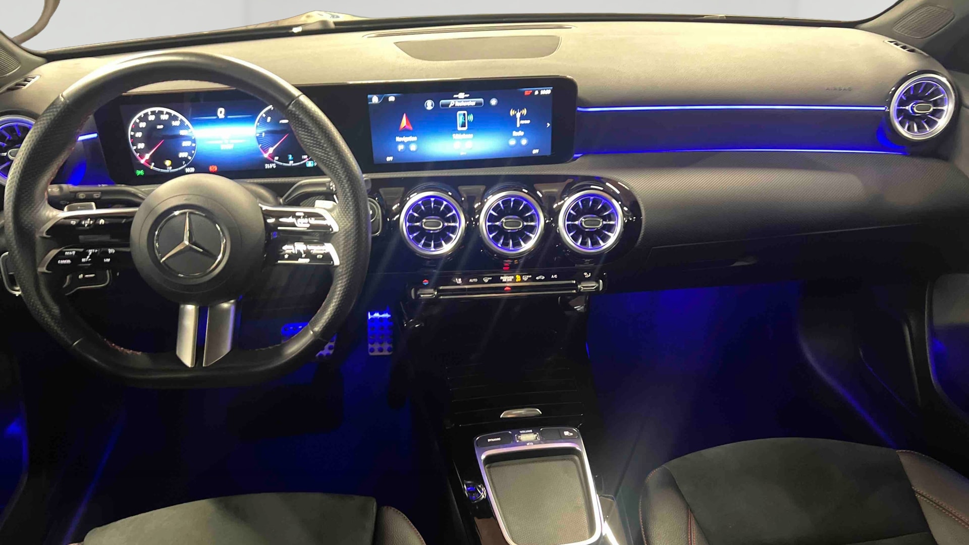 Mercedes-Benz Classe A 200 d AMG Line — Planche de bord