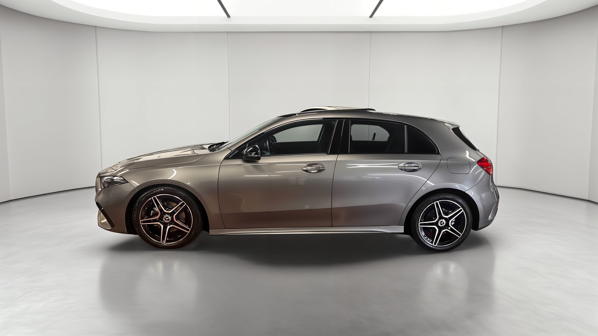 Mercedes-Benz Classe A 200 d AMG Line — Profil gauche
